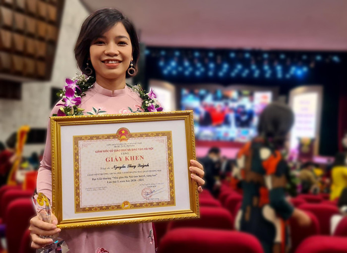 Thạc sĩ Nguyễn Thúy Quỳnh - Giáo viên Trường Trung học cơ sở Hoàng Mai (quận Hoàng Mai, Hà Nội) trong buổi lễ xét tặng danh hiệu “Nhà giáo Hà Nội tâm huyết, sáng tạo” Lần thứ 5, năm học 2020 – 2021). Ảnh: NVCC. Thạc sĩ Nguyễn Thúy Quỳnh - Giáo viên Trường Trung học cơ sở Hoàng Mai (quận Hoàng Mai, Hà Nội) trong buổi lễ xét tặng danh hiệu “Nhà giáo Hà Nội tâm huyết, sáng tạo” Lần thứ 5, năm học 2020 – 2021). Ảnh: NVCC.