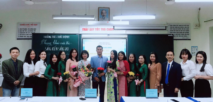 Thầy Phạm Bá Dũng (người đứng giữa) và các thầy cô giáo Trường Trung học cơ sở Thái Thịnh tham gia dự thi sáng kiến. Ảnh: NTCC. Thầy Phạm Bá Dũng (người đứng giữa) và các thầy cô giáo Trường Trung học cơ sở Thái Thịnh tham gia dự thi sáng kiến. Ảnh: NTCC.
