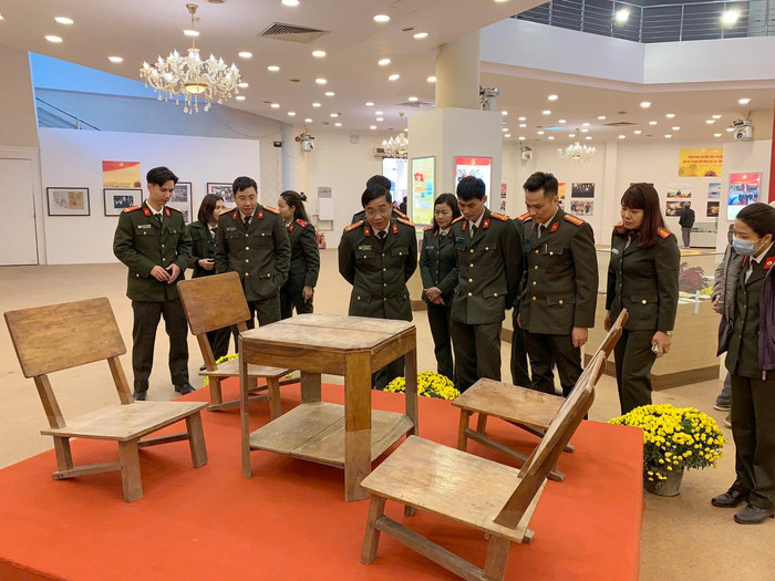 Bộ bàn ghế gỗ được Bộ Chính trị Ban Chấp hành Trung ương Đảng Lao động Việt Nam sử dụng trong cuộc họp quyết định chủ trương chiến cuộc Đông Xuân 1953 – 1954 tại Chiến khu Việt Bắc, tháng 9/1953. Ảnh: Tùng Dương.