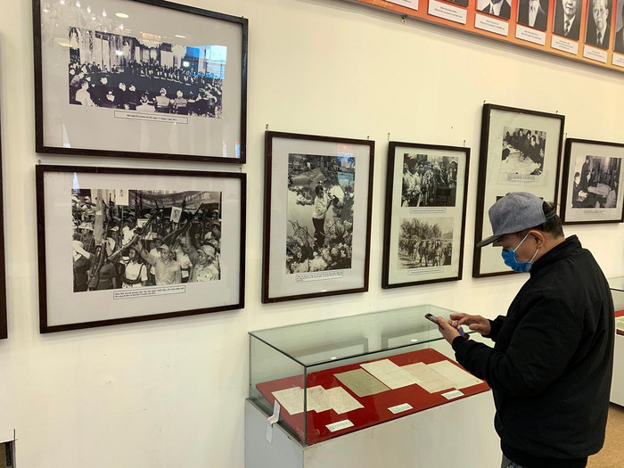 Những bức ảnh tư liệu quý đánh dấu một thời kỳ cách mạng. Ảnh: Tùng Dương.