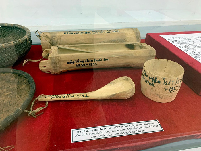 Đồ dùng sinh hoạt như bát, đũa, cặp lồng... của lực lượng Thanh niên xung phong thời chống Pháp được làm bằng tre. Ảnh: Tùng Dương.