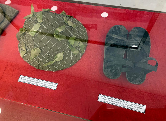 Đôi dép cao su của đồng chí Bùi Đức Tuệ - Cựu TNXP Đội 34 C293, đ/c Tuệ đã dùng trong thời kỳ kháng chiến chống Pháp, đặc biệt trong đợt chiến dịch Điên Biên Phủ. Ảnh: Tùng Dương.