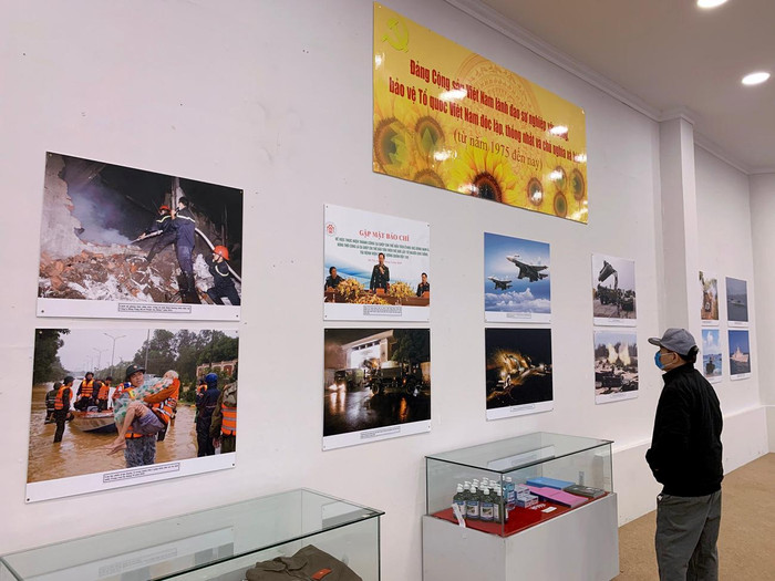 Đảng ta luôn khẳng định vai trò lãnh đạo trong sự nghiệp xây dựng bảo vệ Tổ quốc Việt Nam độc lập, thống nhất và xây dựng Chủ nghĩa xã hội. Ảnh: Tùng Dương.