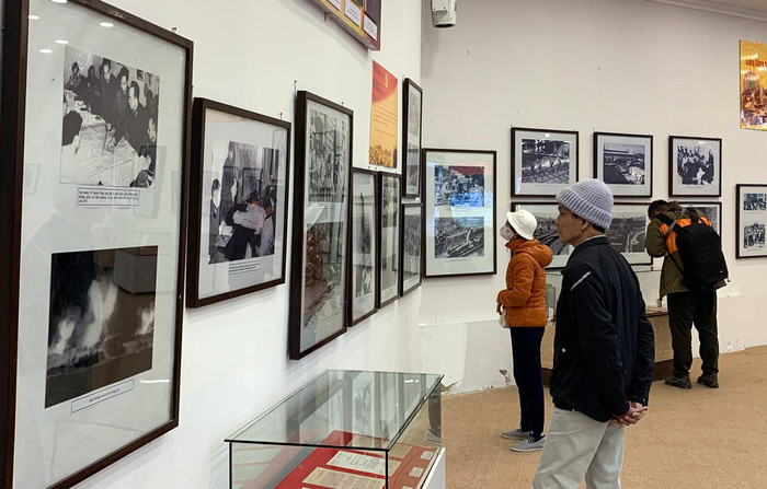 Rất nhiều tầng lớp nhân dân đã đến xem triển lãm “Đảng ta thật là vĩ đại”. Ảnh: Tùng Dương.