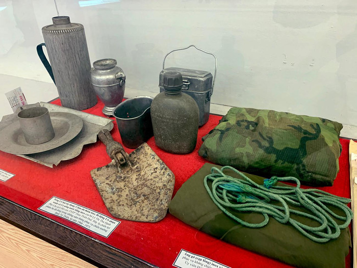 Đồ dùng của bà Lê Thị Thu Hạnh – Phó Chủ tịch Hội cựu TNXP Thừa Thiên Huế. Đây là chiến lợi phẩm bà đã dùng trong những năm tháng phục vụ chiến trường Bình Trị Thiên, từ năm 1966 – 1975. Ảnh: Tùng Dương.