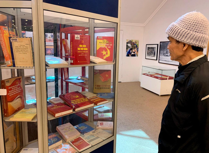Những tập sách quý về sự phát triển lớn mạnh của Đảng cũng được trưng bày tại triển lãm. Ảnh: Tùng Dương.