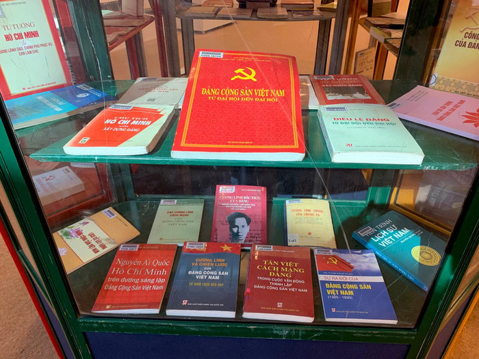 Nhiều nội dung phong phú hấp dẫn thể hiện qua ảnh và tư liệu về Đảng Cộng sản Việt Nam ra đời và sự lãnh đạo của Đảng trong sự nghiệp đấu tranh giải phóng dân tộc. Ảnh: Tùng Dương.