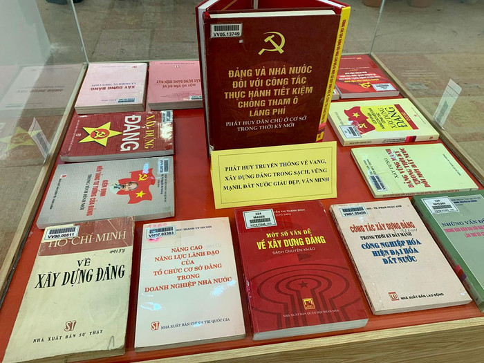 Triển lãm có nhiều tư liệu lịch sử quý, trong đó có cuốn sách tư tưởng của Chủ tịch Hồ Chí Minh về xây dựng Đảng. Ảnh: Tùng Dương.