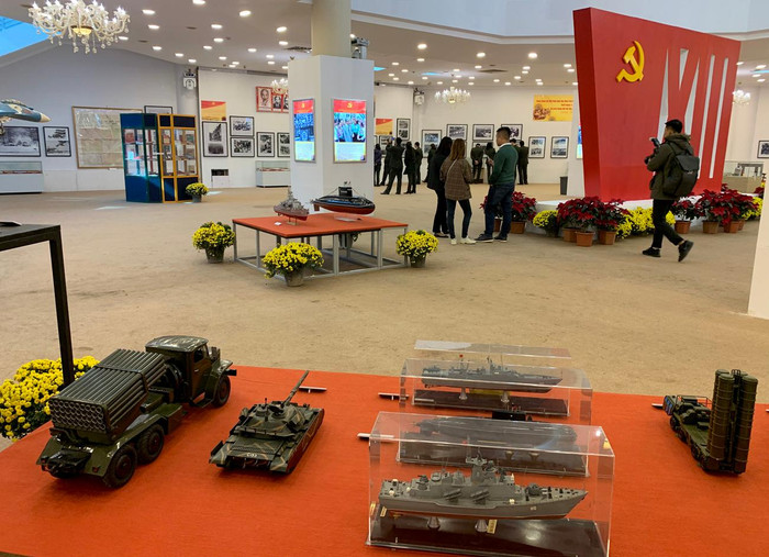 Các khu trưng bày chuyên đề “Những đóng góp của Quân đội nhân dân và Công an nhân dân trong công cuộc xây dựng và bảo vệ Tổ quốc Việt Nam xã hội chủ nghĩa” và “Tuổi trẻ Việt Nam tự hào tiến bước dưới cờ Đảng quang vinh”. Ảnh: Tùng Dương.