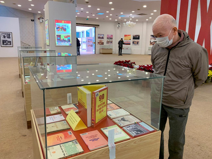 Góc trưng bày nhưng tư liệu quý về sự ra đời của Đảng cộng sản Việt Nam. Ảnh: Tùng Dương.