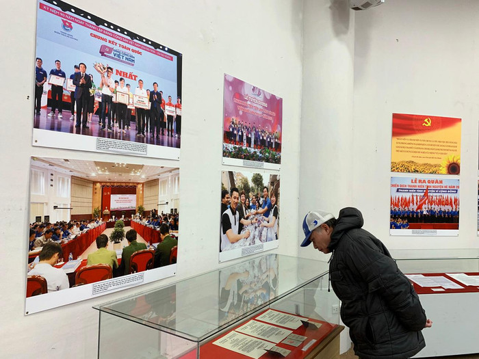 Rất nhiều hình ảnh trong thời kỳ đổi mới cũng được trưng bày tại triển lãm. Ảnh: Tùng Dương.