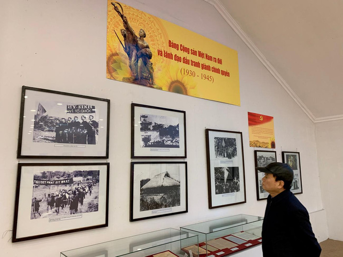Góc trưng bày hiện vật, tư liệu Đảng cộng sản Việt Nam ra đời và lãnh đạo đấu tranh giành chính quyền 1930 - 1945. Ảnh: Tùng Dương.