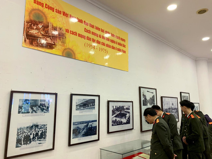 Triển lãm trưng bày trên 200 hình ảnh, hơn 100 tài liệu hiện vật và gần 250 ấn phẩm sách, báo có nội dung về Đảng Cộng sản Việt Nam lãnh đạo Nhân dân ta giành độc lập dân tộc, xây dựng và bảo vệ Tổ quốc. Ảnh: Tùng Dương.