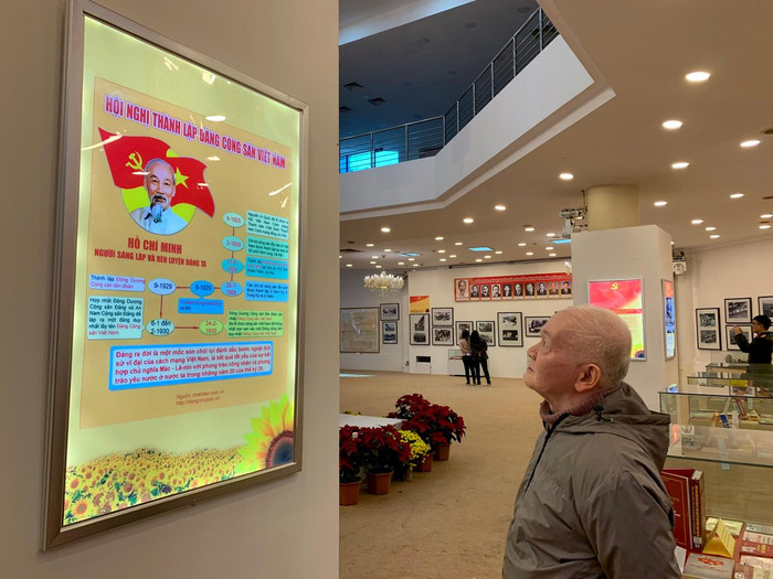 Tấm Infographic về Hội nghị thành lập Đảng cộng sản Việt Nam. Ảnh: Tùng Dương.