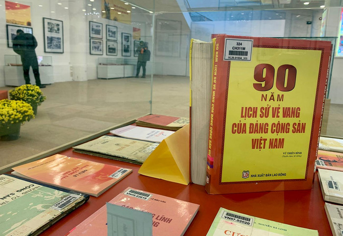 Góc trưng bày những lịch sử vẻ vang của Đảng cộng sản Việt Nam tại cuộc triển lãm. Ảnh: Tùng Dương.