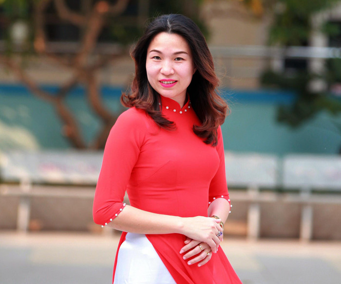 Nhà giáo Vũ Thị Hồng Nhung: "Nhưng nếu như trong trường hợp chúng ta không còn cách nào khác thì việc học trực tuyến vẫn là một giải pháp, mặc dù nó kéo theo sự vất vả của giáo viên, của phụ huynh cũng như mọi sự chuẩn bị cơ sở vật chất của nhà trường và gia đình. Ảnh: TD. Nhà giáo Vũ Thị Hồng Nhung: "Nhưng nếu như trong trường hợp chúng ta không còn cách nào khác thì việc học trực tuyến vẫn là một giải pháp, mặc dù nó kéo theo sự vất vả của giáo viên, của phụ huynh cũng như mọi sự chuẩn bị cơ sở vật chất của nhà trường và gia đình. Ảnh: TD.