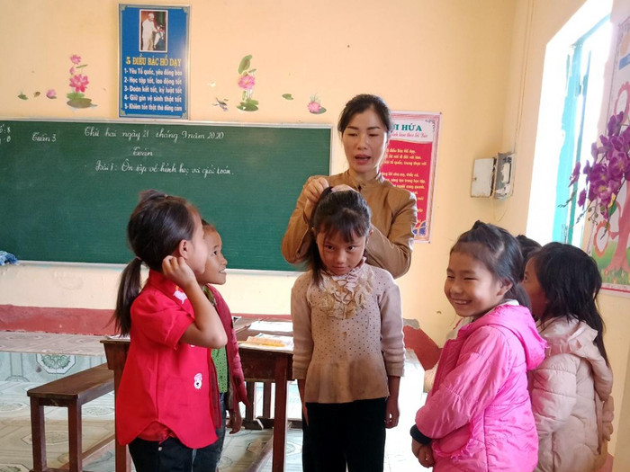 Cô Lan chăm sóc học sinh tận tình hàng ngày như một người mẹ thứ 2 của các em. Ảnh: Nhân vật cung cấp. Cô Lan chăm sóc học sinh tận tình hàng ngày như một người mẹ thứ 2 của các em. Ảnh: Nhân vật cung cấp.