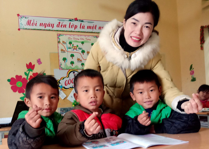 Cô Lan chia sẻ: " Bố mẹ tôi cũng động viên rất nhiều, con hãy cố gắng, trên đó các đồng nghiệp ở được thì mình cũng ở được chứ sao lại tính bỏ nghề". Ảnh: Nhân vật cung cấp. Cô Lan chia sẻ: " Bố mẹ tôi cũng động viên rất nhiều, con hãy cố gắng, trên đó các đồng nghiệp ở được thì mình cũng ở được chứ sao lại tính bỏ nghề". Ảnh: Nhân vật cung cấp.