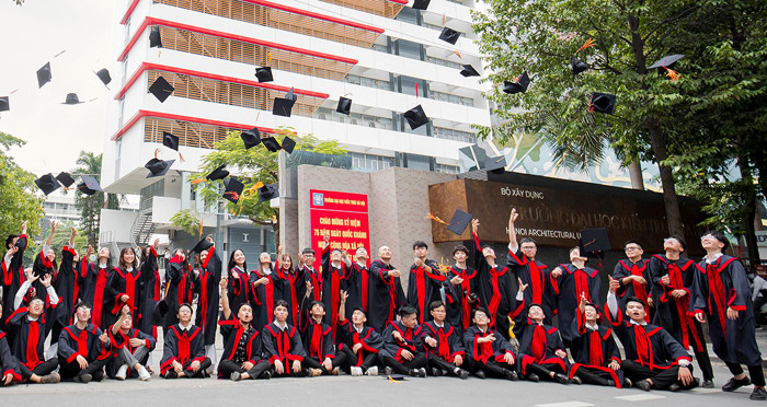 Thầy Quân cho biết: "Mỹ thuật ứng dụng trong một đất nước có khả năng phát triển rất đa dạng, nó gắn liền với sự phát triển của đời sống, kinh tế xã hội. Đây cũng là một trong những chiến lược mà chúng tôi rất quan tâm cho định hướng phát triển hệ thống chuyên ngành Mỹ thuật ứng dụng tại Trường Đại học Kiến trúc Hà Nội”. Ảnh: K.T. Thầy Quân cho biết: "Mỹ thuật ứng dụng trong một đất nước có khả năng phát triển rất đa dạng, nó gắn liền với sự phát triển của đời sống, kinh tế xã hội. Đây cũng là một trong những chiến lược mà chúng tôi rất quan tâm cho định hướng phát triển hệ thống chuyên ngành Mỹ thuật ứng dụng tại Trường Đại học Kiến trúc Hà Nội”. Ảnh: K.T.