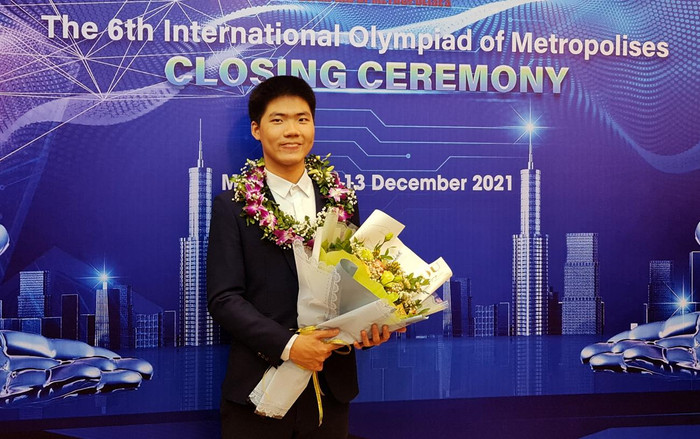 Em Nguyễn Trí Đức Trường Trung học phổ thông chuyên Hà Nội - Amsterdam đạt Huy chương Vàng môn Hóa học tại cuộc thi Olympic quốc tế IOM lần thứ VI. Ảnh: NVCC. Em Nguyễn Trí Đức Trường Trung học phổ thông chuyên Hà Nội - Amsterdam đạt Huy chương Vàng môn Hóa học tại cuộc thi Olympic quốc tế IOM lần thứ VI. Ảnh: NVCC.