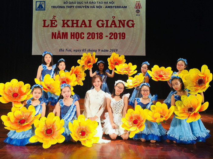 Cô Hồng Anh chia sẻ: "Các Amsers ngày nay rất tài giỏi, thông minh, năng động và độc lập hơn thế hệ chúng tôi ngày trước. Những hoạt động ngoại khóa, các dự án thiện nguyện, chương trình nghệ thuật, thể thao... đều xuất phát từ niềm đam mê và mong muốn của các em". Ảnh: Nhân vật cung cấp.