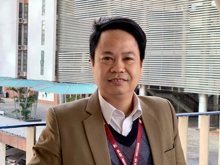 Thầy Khuất Duy Dũng: "Nhớ lại hồi cấp III, được học những thầy cô dạy Lịch sử rất hay nên tôi cũng ảnh hưởng khá nhiều, từ đó ấp ủ ước mơ sau này được làm giáo viên dạy Lịch sử". Ảnh: Tùng Dương. Thầy Khuất Duy Dũng: "Nhớ lại hồi cấp III, được học những thầy cô dạy Lịch sử rất hay nên tôi cũng ảnh hưởng khá nhiều, từ đó ấp ủ ước mơ sau này được làm giáo viên dạy Lịch sử". Ảnh: Tùng Dương.