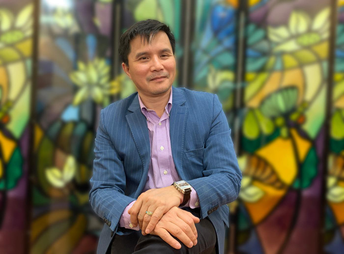 Phó giáo sư, Tiến sỹ, Kiến trúc sư Lê Quân - Hiệu trưởng Trường Đại học Kiến trúc Hà Nội: "Trong những năm vừa qua đối với ngành Mỹ thuật ứng dụng, nhà trường đã có những bước phát triển thực sự, cũng rất tự hào là một trong những cơ sở có uy tín rất mạnh trong việc tuyển sinh cũng như phát triển các hệ thống chương trình đào tạo Mỹ thuật ứng dụng". Ảnh: Tùng Dương. Phó giáo sư, Tiến sỹ, Kiến trúc sư Lê Quân - Hiệu trưởng Trường Đại học Kiến trúc Hà Nội: "Trong những năm vừa qua đối với ngành Mỹ thuật ứng dụng, nhà trường đã có những bước phát triển thực sự, cũng rất tự hào là một trong những cơ sở có uy tín rất mạnh trong việc tuyển sinh cũng như phát triển các hệ thống chương trình đào tạo Mỹ thuật ứng dụng". Ảnh: Tùng Dương.