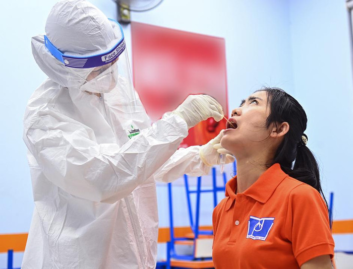 Trường hợp thí sinh trở lại bình thường sẽ tiếp tục làm bài tại phòng cách ly tạm thời. Nếu thí sinh có thân nhiệt cao hơn bình thường, nhân viên y tế trực báo cáo với trưởng điểm thi, Ban Chỉ đạo phòng chống dịch quyết định cách ly và nhân viên y tế quận sẽ đến lấy mẫu xét nghiệm ngay tại chỗ. Ảnh: G.H.