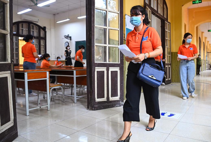 Thí sinh vào phòng thi lần lượt, giữ khoảng cách an toàn. Ảnh: G.H.