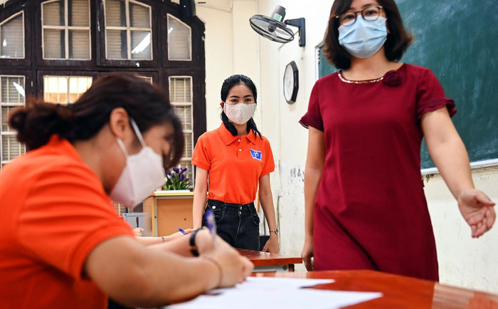 Thí sinh sẽ ra khỏi phòng thi và được giám thị hướng dẫn đưa về phòng cách ly tạm thời để theo dõi. Ảnh: G.H.