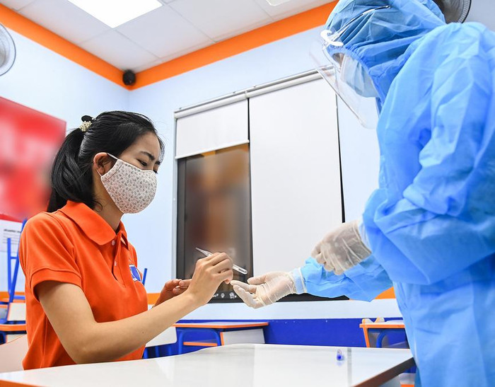 Nhân viên y tế sẽ đo thân nhiệt cho thí sinh, điều tra yếu tố dịch tễ có liên quan đến Covid-19 và khám lâm sàng. Ảnh: G.H.