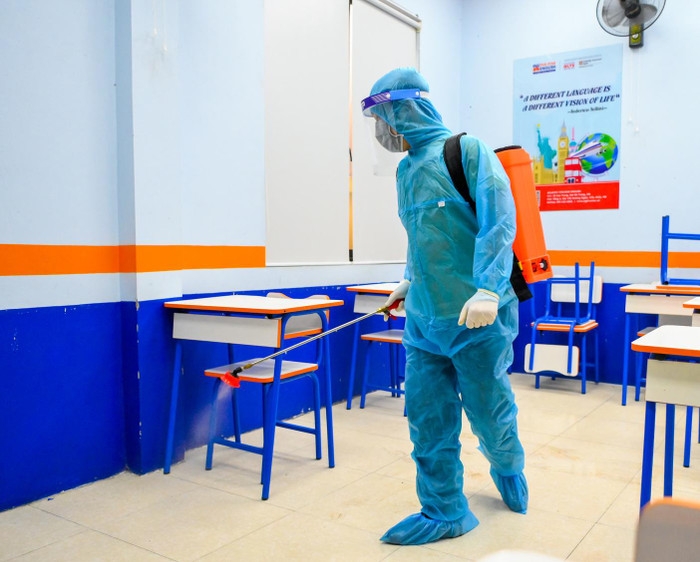 Phun khử khuẩn các phòng thi. Ảnh: G.H.