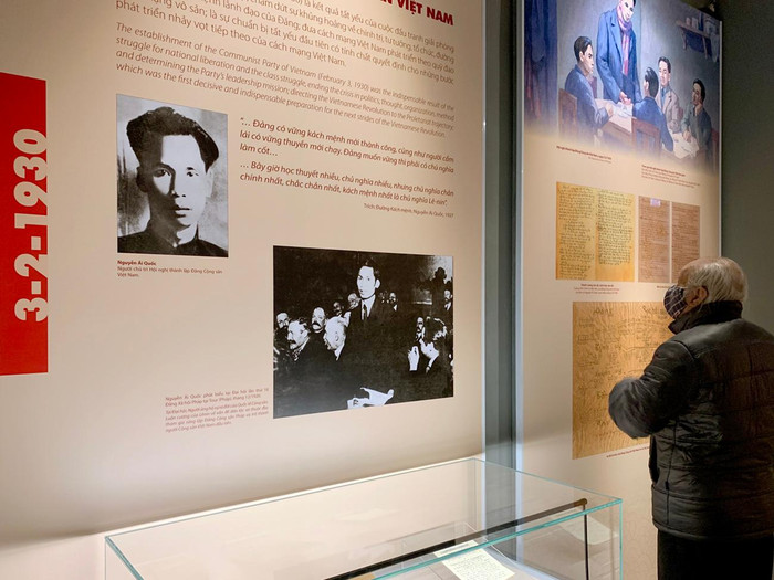 Nhiều người dân quan tâm tới các dấu mốc quan trọng của đất nước gắn liền với vai trò lãnh đạo của Đảng. Ảnh: Tùng Dương.