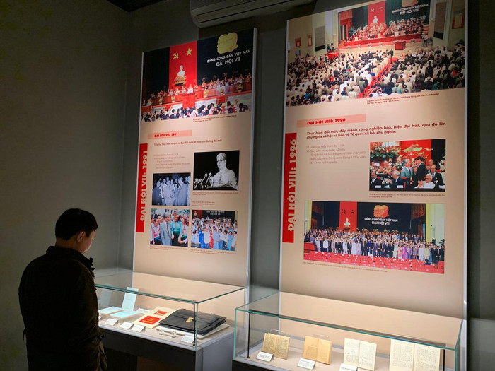 Những hiện vật, tư liệu về Đảng được trưng bày khoa học, dễ hiểu tạo thuận lợi cho người xem. Ảnh: Tùng Dương.