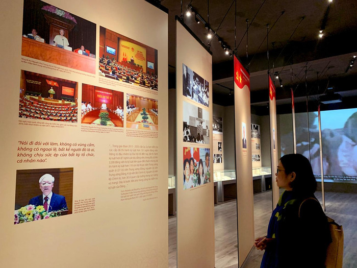 Trưng bày chuyên đề gồm 3 nội dung: Sự ra đời của Đảng Cộng sản Việt Nam; Đảng Cộng sản Việt Nam – Từ Đại hội đến Đại hội; Hướng tới Đại hội đại biểu toàn quốc lần thứ XIII của Đảng. Ảnh: Tùng Dương.