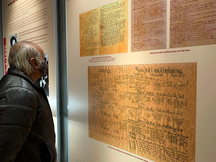 Với một số tài liệu gốc lần đầu tiên được giới thiệu rộng rãi, thông qua trưng bày, công chúng, đặc biệt là cán bộ, đảng viên trẻ hiểu rõ hơn về sự ra đời của Đảng Cộng sản Việt Nam, những thắng lợi, thành tựu, bài học kinh nghiệm của cách mạng Việt Nam dưới sự lãnh đạo của Đảng, từ đó thấy rõ hơn trách nhiệm của mình trong việc xây dựng đất nước. Ảnh: Tùng Dương.