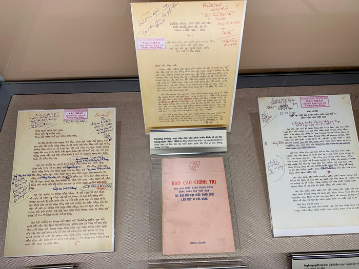 Báo cáo Chính trị của Ban Chấp hành Trung ương Đảng Cộng sản Việt Nam tại Đại hội đại biểu toàn quốc lần thứ VI của Đảng, phát hành tháng 12/1986. Ảnh: Tùng Dương.