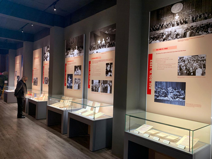 Trưng bày đưa người xem lần lượt tìm hiểu các kỳ đại hội Đảng. Ảnh: Tùng Dương.