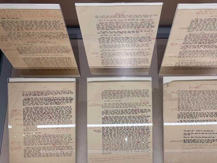 Diễn văn khai mạc Đại hội đại biểu toàn quốc lần thứ III của Đảng do Chủ tịch Hồ Chí Minh trình bày ngày 05/09/1960 (có bút tích của Chủ tịch Hồ Chí Minh sửa bằng bút bi đỏ). Ảnh: Tùng Dương.