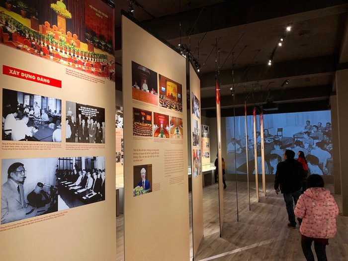 Trong phần trưng bày này có rất nhiều tài liệu, hiện vật có giá trị như: Báo cáo, diễn văn, văn kiện, nghị quyết của Đảng; bản thảo bài viết, bài nói chuyện của các đồng chí Tổng Bí thư; phù hiệu, huy hiệu của các đại biểu dự Đại hội Đảng. Ảnh: Tùng Dương.