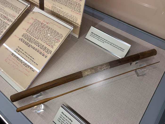 Đũa nhạc trưởng: Chủ tịch Hồ Chí Minh dùng chỉ huy dàn nhạc giao hưởng, bắt nhịp bản &quot;Kết đoàn&quot; trong buổi dạ hội chào mừng thành công Đại hội đại biểu toàn quốc lần thứ III của Đảng do Đoàn Thanh niên Lao động tổ chức tại Vườn Bách thảo, Hà Nội, ngày 19/09/1960. Ảnh: Tùng Dương.