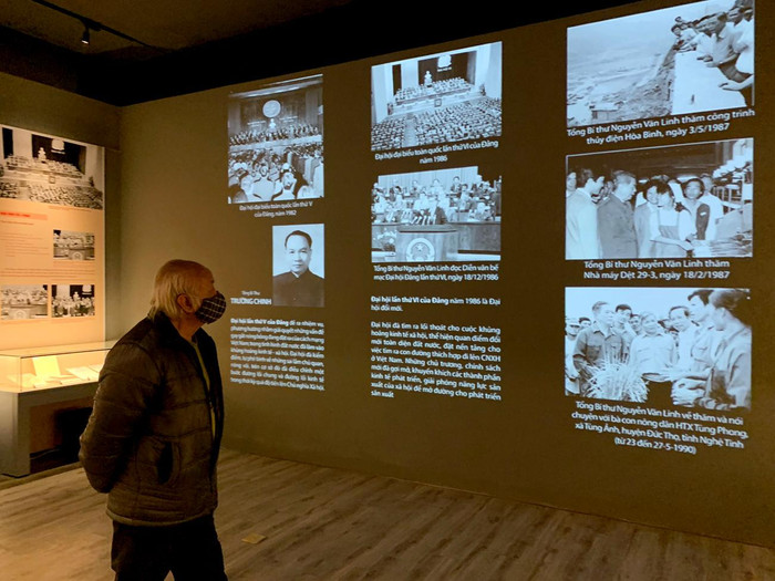 Trong lần trưng bày lần này, Bảo tàng Lịch sử quốc gia ứng dụng công nghệ trình chiếu (media) hiện đại nhằm không chỉ đổi mới trưng bày mà còn góp phần cung cấp thông tin phong phú, để thu hút khách tham quan. Ảnh: Tùng Dương.