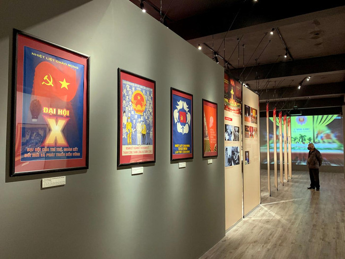 Rất nhiều tranh cổ động các kỳ Đại hội, tặng phẩm của nhân dân Việt Nam và bạn bè quốc tế tặng Đảng Cộng sản Việt Nam qua các kỳ Đại hội. Ảnh: Tùng Dương.