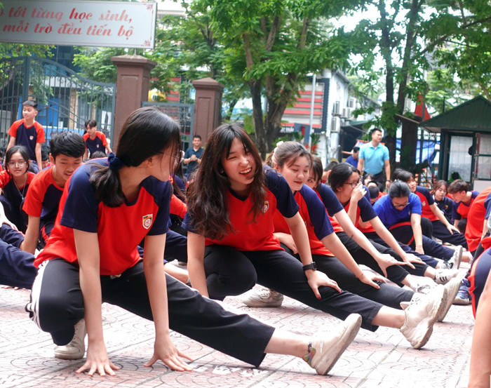 Nếu thầy cô theo cách nghĩ cũ và không chịu thay đổi, cứ dùng kỷ luật mạnh, dùng giáo dục đạo đức…một cách máy móc như xưa nay là luân lý thuyết giảng thì sẽ không thể đầy lùi bạo lực học đường mà còn tự tạo áp lực cho chính bản thân giáo viên, đó là điều phản giáo dục. Ảnh: Tùng Dương. Nếu thầy cô theo cách nghĩ cũ và không chịu thay đổi, cứ dùng kỷ luật mạnh, dùng giáo dục đạo đức…một cách máy móc như xưa nay là luân lý thuyết giảng thì sẽ không thể đầy lùi bạo lực học đường mà còn tự tạo áp lực cho chính bản thân giáo viên, đó là điều phản giáo dục. Ảnh: Tùng Dương.