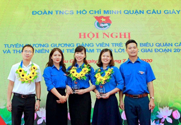 Cô Thảo và đồng nghiệp trong lễ tuyên dương gương Đảng viên trẻ tiêu biểu. Ảnh: NVCC. Cô Thảo và đồng nghiệp trong lễ tuyên dương gương Đảng viên trẻ tiêu biểu. Ảnh: NVCC.