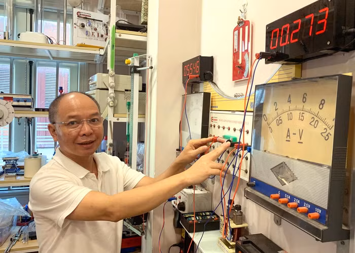 Thầy Mai Văn Túc - Giáo viên Vật Lý, Trường Trung học phổ thông Chuyên Khoa học Tự nhiên (Đại học Quốc gia Hà Nội). Ảnh: Tùng Dương.