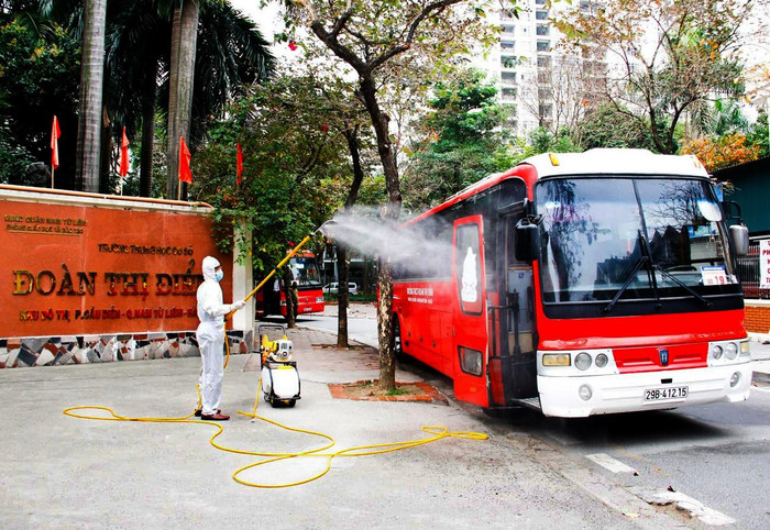 Tất cả xe ô tô đưa, đón học sinh của Trường Trung học cơ sở Đoàn Thị Điểm, Hà Nội trước và sau khi đến trường đều được phun thuốc khử khuẩn. Ảnh: Nhà trường cung cấp.