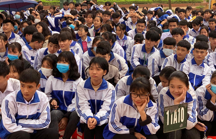 Qua buổi nói chuyện, lắng nghe và chia sẻ của Giáo sư đã truyền lửa, truyền cảm hứng rất mạnh cho các thầy cô, học sinh Trường Trung học phổ thông Lạng Giang số 3. Ảnh: Tùng Dương.