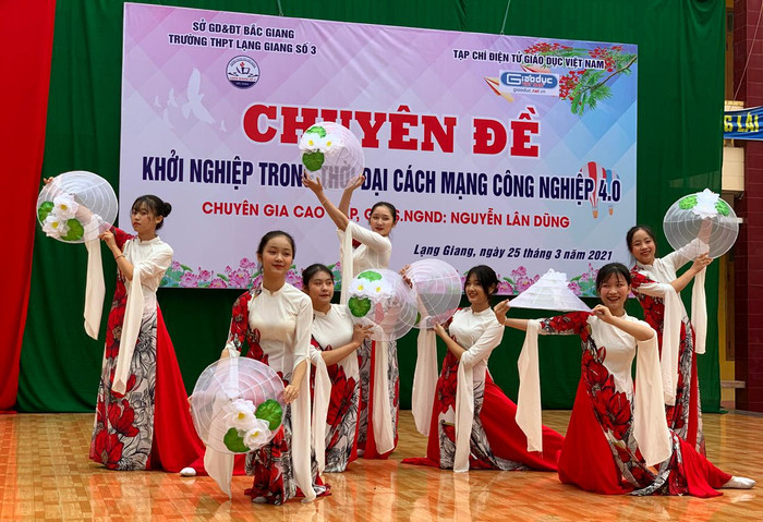 Tiết mục múa &quot;Chào Việt Nam&quot; của các em học sinh lớp 11 A1 và lớp 11A 2 Trường Trung học phổ thông Lạng Giang số 3. Ảnh: Tùng Dương.