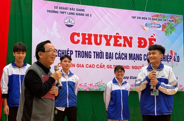 Giáo sư Nguyễn Lân Dũng giao lưu với các em học sinh Trường Trung học phổ thông Lạng Giang số 3 tại buổi hội thảo. Ảnh: Tùng Dương.
